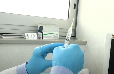 Проведение кодирования Вивитролом в Королёве Шприц с Вивитролом в руках у врача